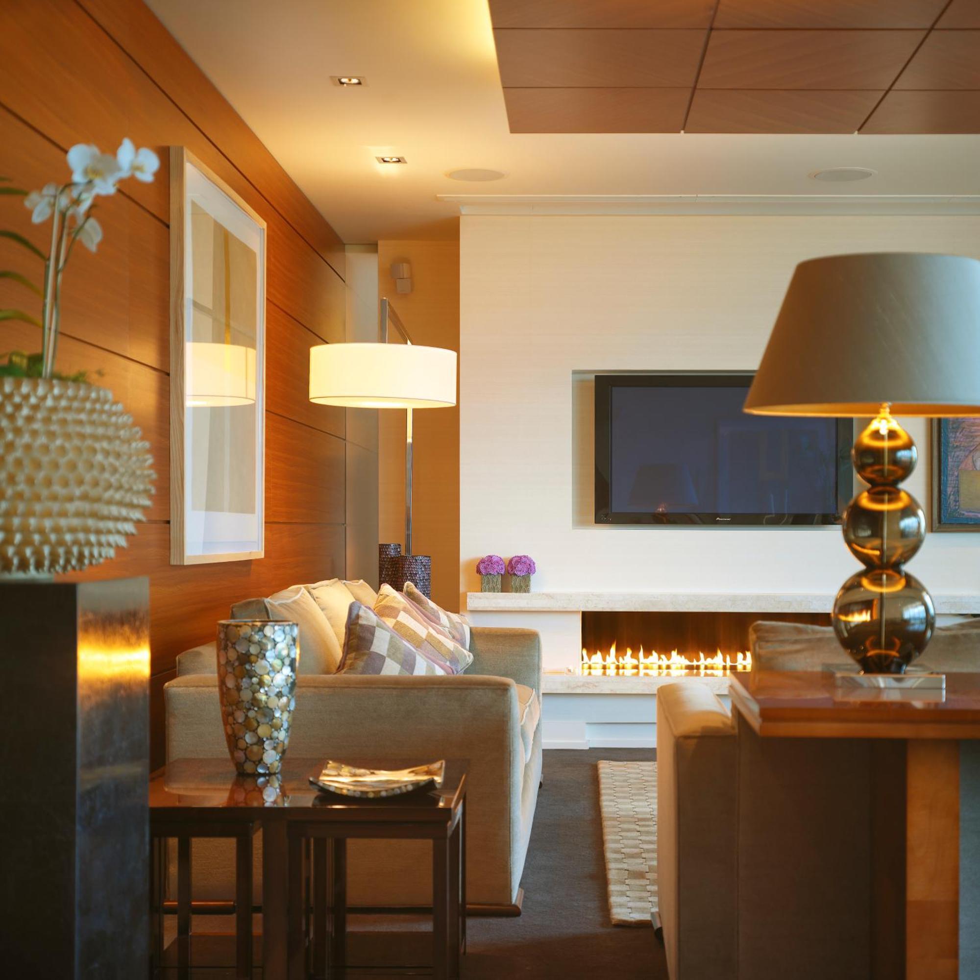 Aghadoe Heights Hotel & Spa Killarney Quarto foto A living room with a fireplace