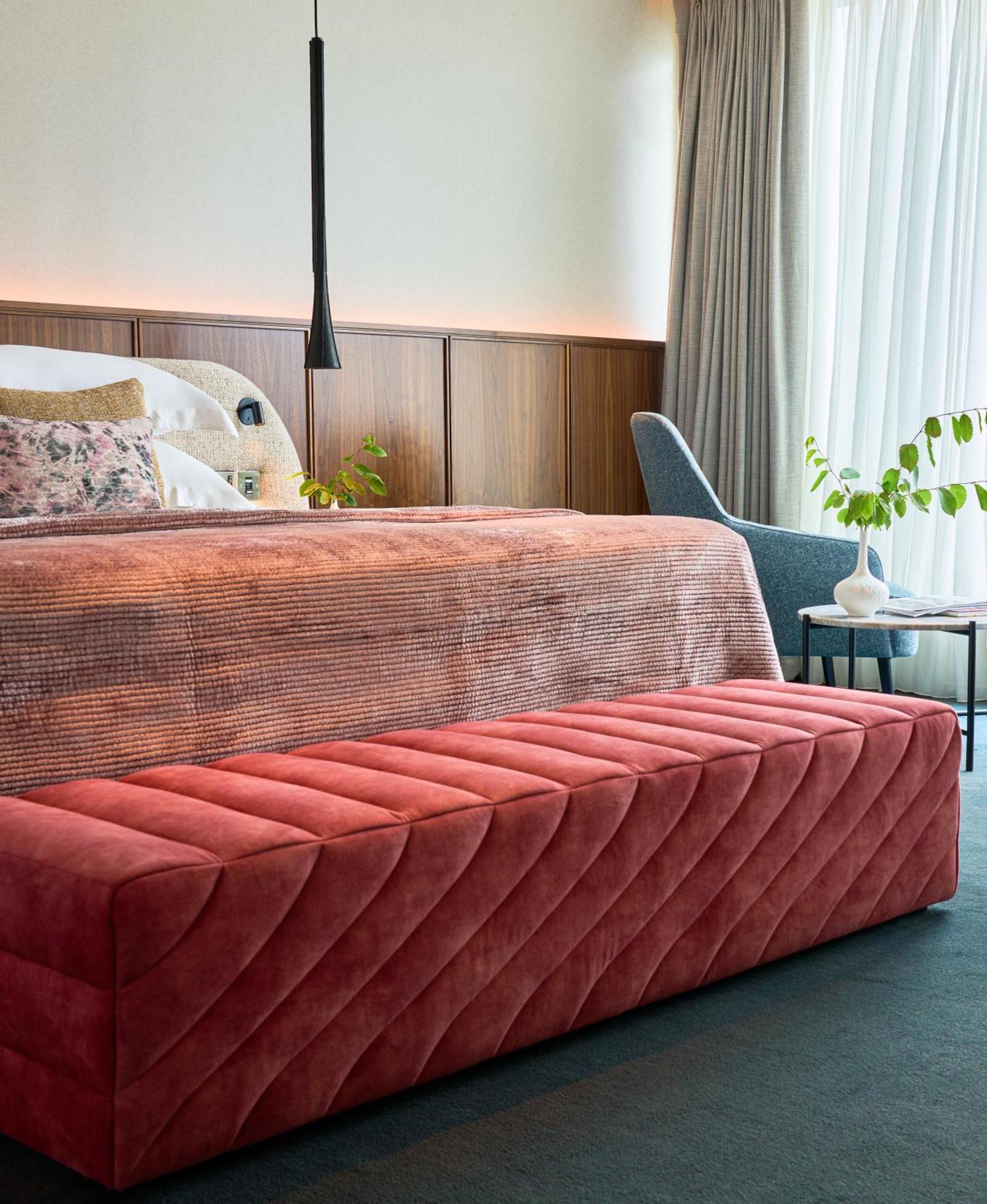Aghadoe Heights Hotel & Spa Killarney Exterior foto A bench in a bedroom