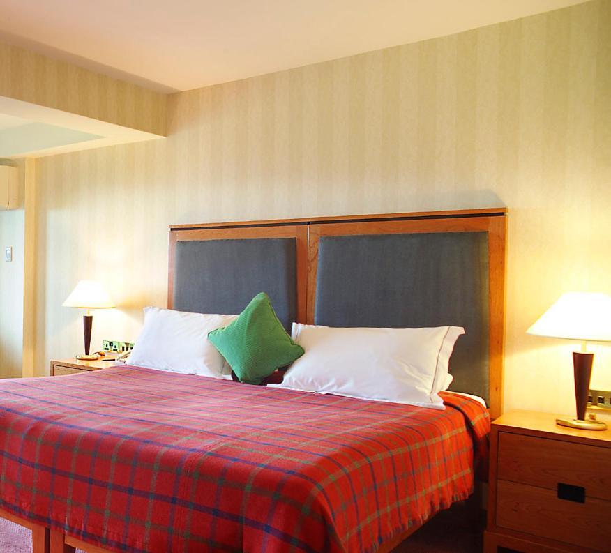 Aghadoe Heights Hotel & Spa Killarney Exterior foto A bedroom at the hotel